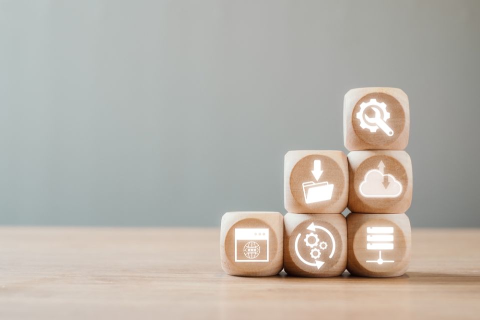 Blocs de bois empilés avec des icônes lumineuses.