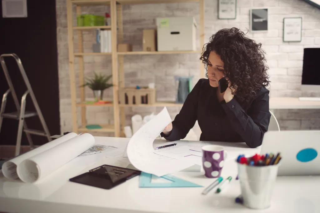 Femme d’affaires professionnelle travaillant au bureau