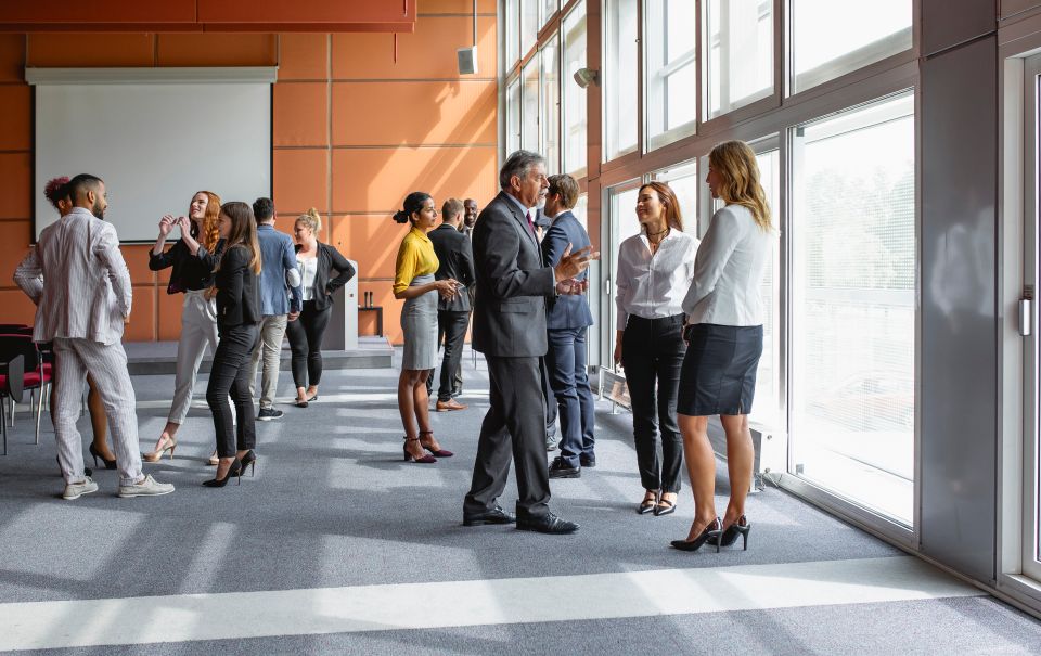 Des gens qui réseautent lors d’une conférence d’affaires