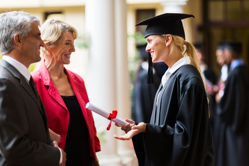 Des parents heureux célébrant la graduation de leur enfant, sachant qu'ils ont réussi à équilibrer leurs cotisations au REEE et au REER.
