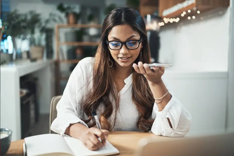 Jeune femme parlant au téléphone