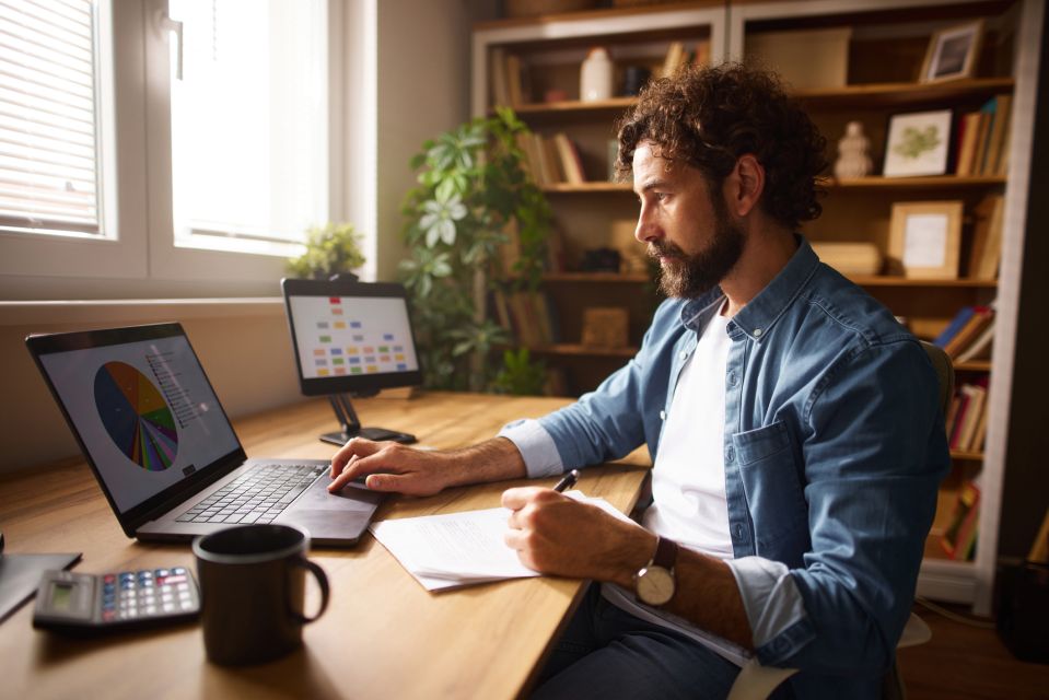 Entrepreneur examinant les données financières de l’entreprise