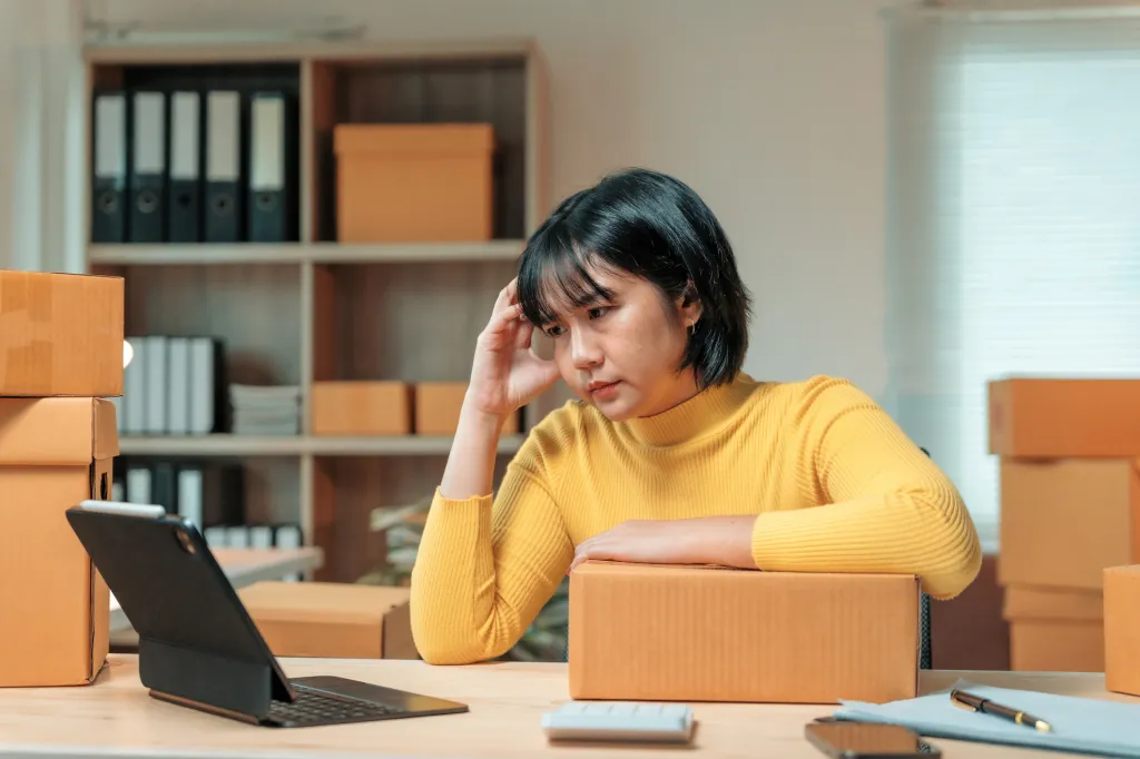Entrepreneur qui semble être stressé de travailler à l’ordinateur