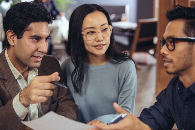 Un conseiller rencontre un couple et lui prodigue des conseils bancaires