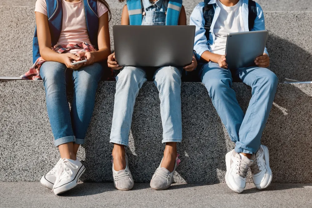 Les enfants à l’école apprennent à être instruit numériquement tout en étant en ligne.