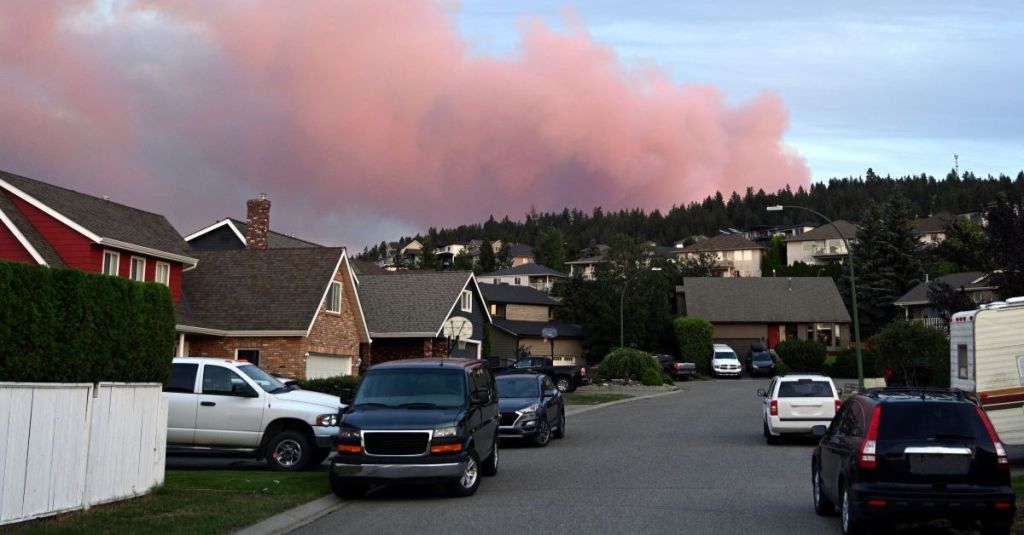Feu de forêt au Canada. La fumée d'un feu de forêt s'élève dans le ciel au-dessus de la ville.