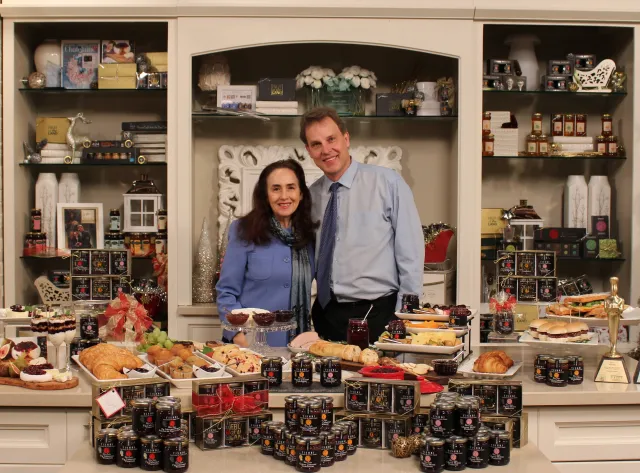 Stacey et Michael Kurtz entourés de produits alimentaires chez Fruit of the Land