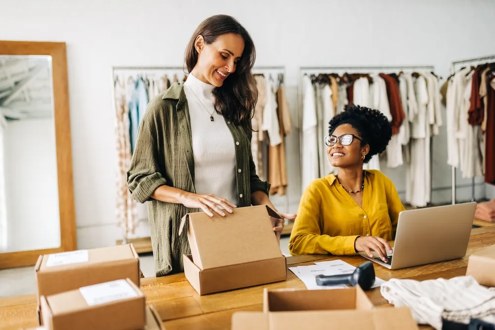 Deux femmes remplissent des commandes pour leur petite entreprise.
