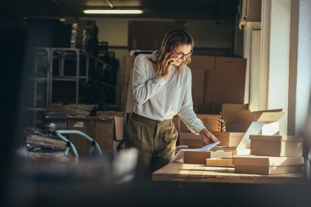 La propriétaire de l’entreprise examine ses protocoles de cybersécurité alors qu’elle se rend dans un entrepôt.