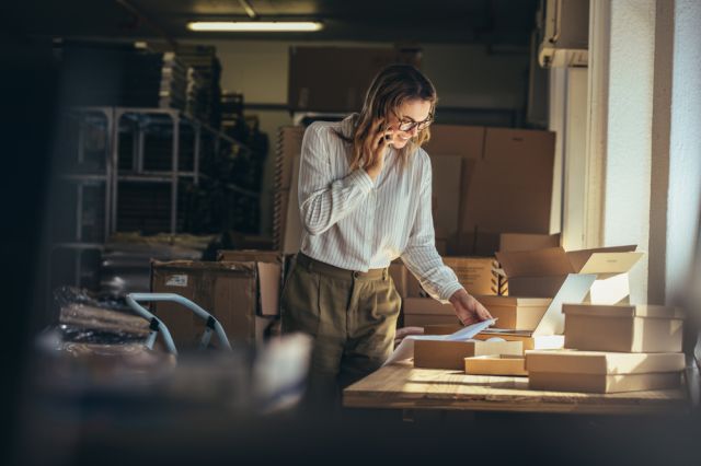 La propriétaire de l’entreprise examine ses protocoles de cybersécurité alors qu’elle se rend dans un entrepôt.