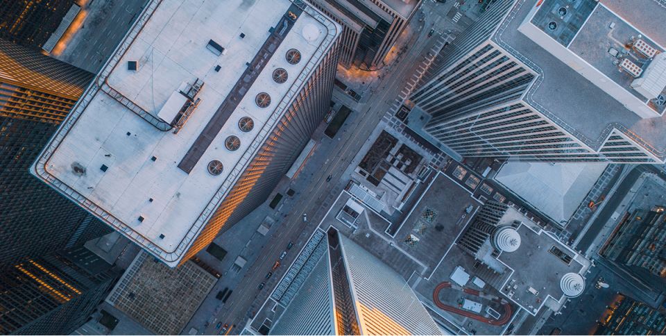 Vue aérienne d'immeubles de bureaux abritant des entreprises canadiennes et des équipes financières.